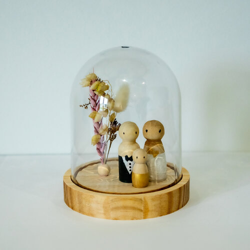 Poppetjesfamilie in trouwthema, bruid en bruidegom in een stolp